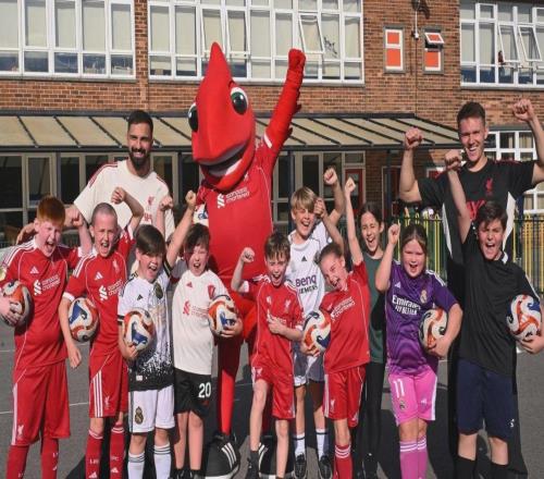 馬馬爾達(dá)什維利和伍德曼亮相小學(xué)校園，參加慈善基金會(huì)行動(dòng)